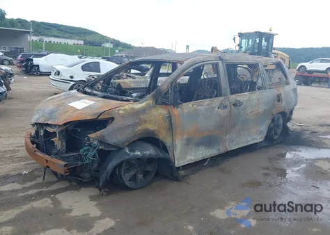 2012 Toyota Sienna Le V6 8 Passenger z USA, uszkodzony, nr VIN 5TDKK3DCXCS256821